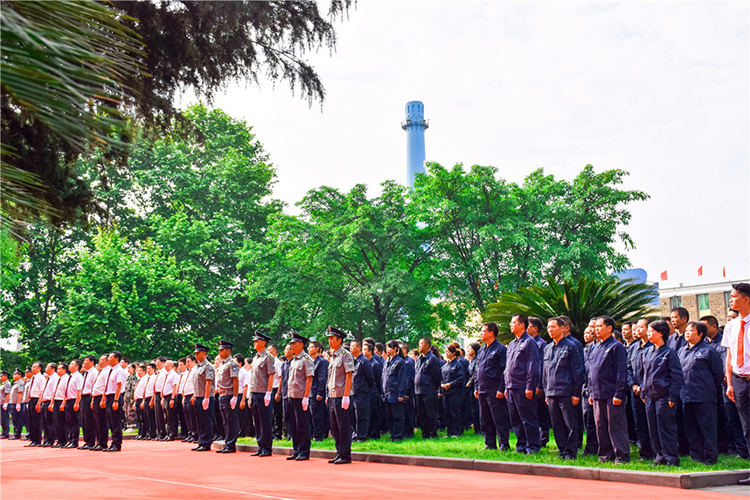 自強(qiáng)不息 追求卓越 創(chuàng)造奇跡 ——集團(tuán)公司隆重舉行慶祝成立二十一周年升旗儀(圖6)