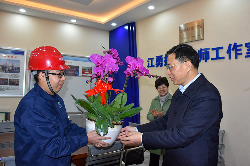 內(nèi)江市委副書記余先河一行到川威集團(tuán)慰問技能大師(圖2)