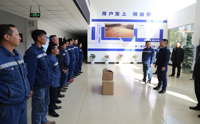 米易縣縣長(zhǎng)代坤宏一行蒞臨星船城瑞達(dá)公司開展新春送溫暖慰問困難職工活動(dòng)(圖2) 米易縣縣長(zhǎng)代坤宏一行蒞臨星船城瑞達(dá)公司開展新春送溫暖慰問困難職工活動(dòng)(圖2)