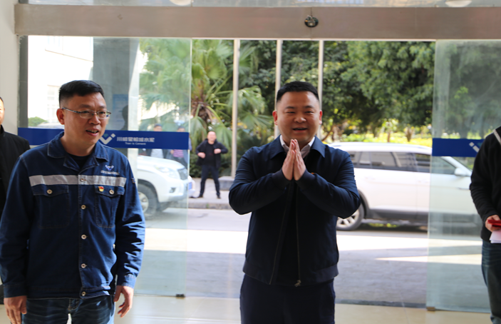 米易縣縣長(zhǎng)代坤宏一行蒞臨星船城瑞達(dá)公司開展新春送溫暖慰問困難職工活動(dòng)(圖3) 米易縣縣長(zhǎng)代坤宏一行蒞臨星船城瑞達(dá)公司開展新春送溫暖慰問困難職工活動(dòng)(圖3)