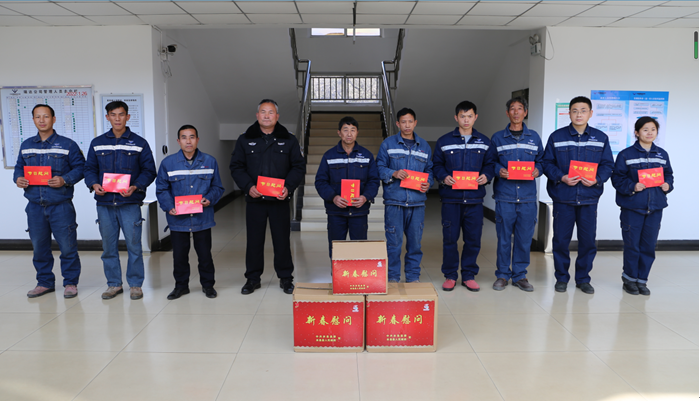 米易縣縣長(zhǎng)代坤宏一行蒞臨星船城瑞達(dá)公司開展新春送溫暖慰問困難職工活動(dòng)(圖4) 米易縣縣長(zhǎng)代坤宏一行蒞臨星船城瑞達(dá)公司開展新春送溫暖慰問困難職工活動(dòng)(圖4)