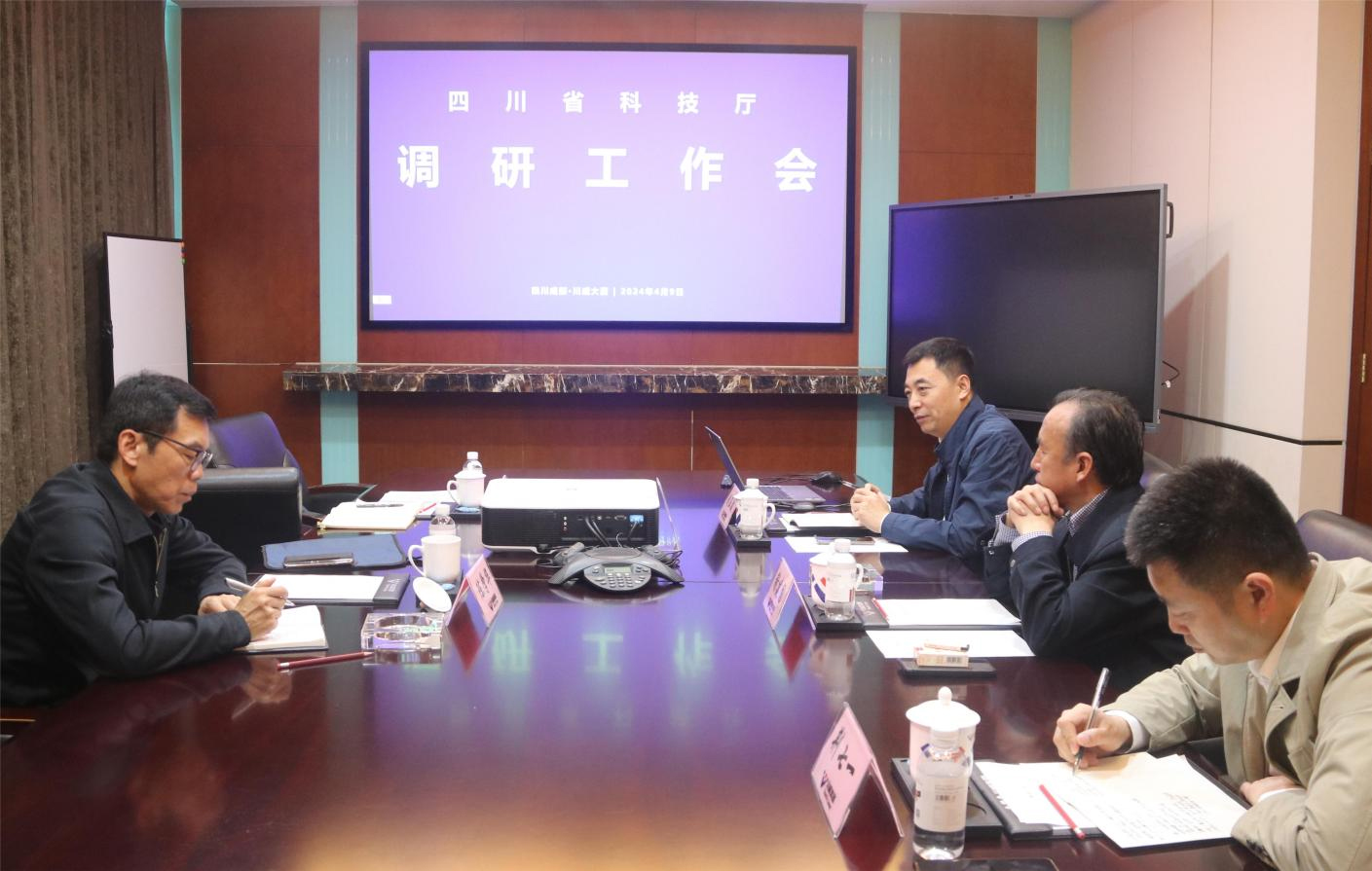 四川省科技廳副廳長陳學(xué)華到訪川威調(diào)研交流