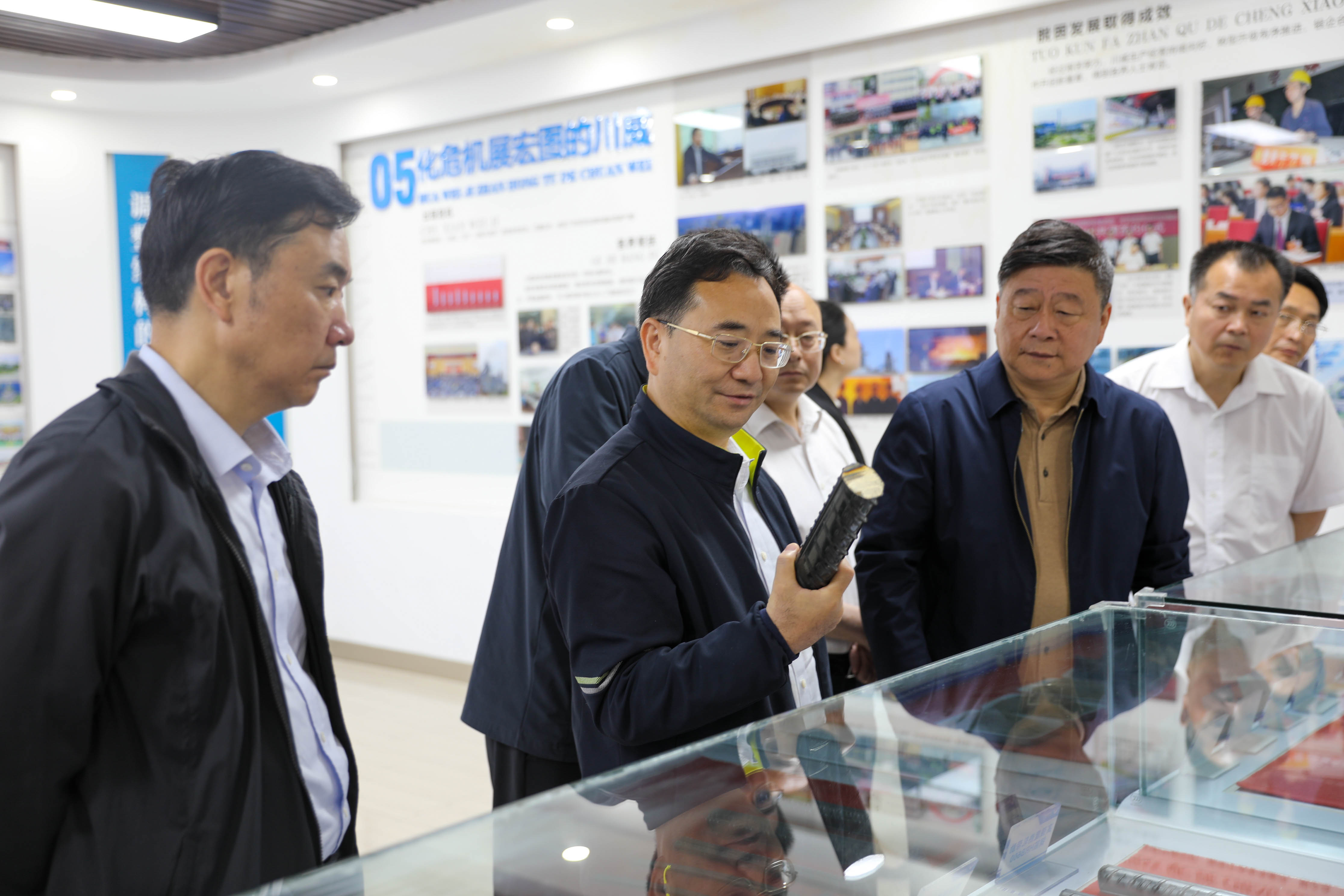 巴中市 內(nèi)江市政協(xié)關(guān)心川威轉(zhuǎn)型發(fā)展(圖2) 巴中市 內(nèi)江市政協(xié)關(guān)心川威轉(zhuǎn)型發(fā)展(圖2)