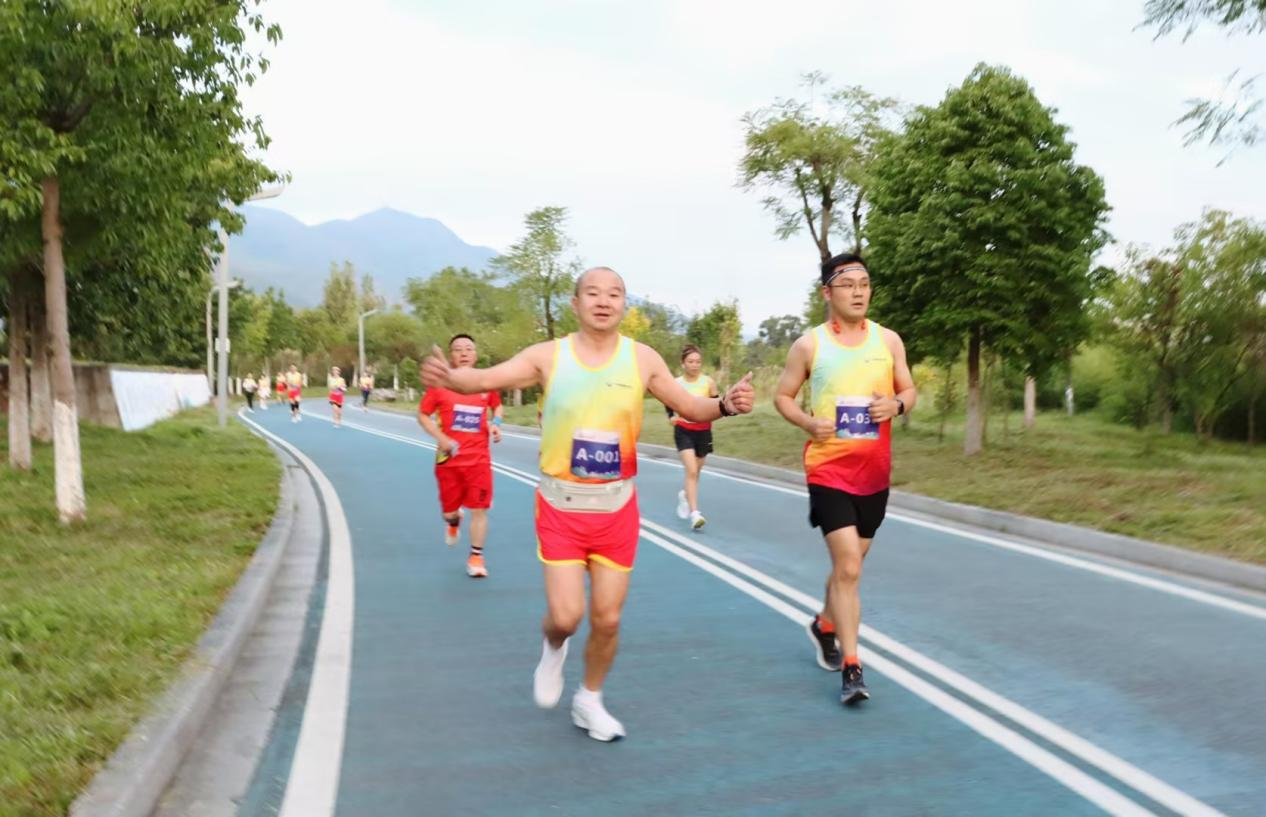 健康奔跑  攜手共進(jìn)  奔向未來  ——星船城舉行首屆“星悅杯”秋季半程馬拉松比賽(圖3)
