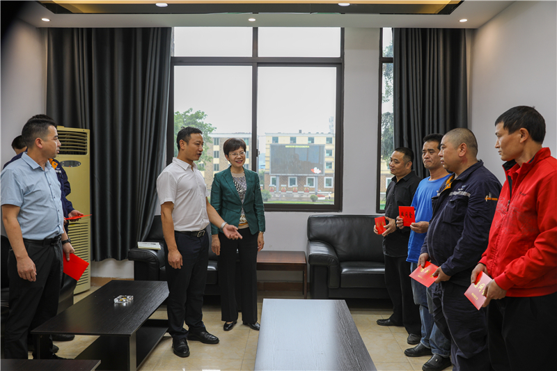內(nèi)江市總工會到川威開展“工會進萬家”調(diào)研走訪慰問(圖2)