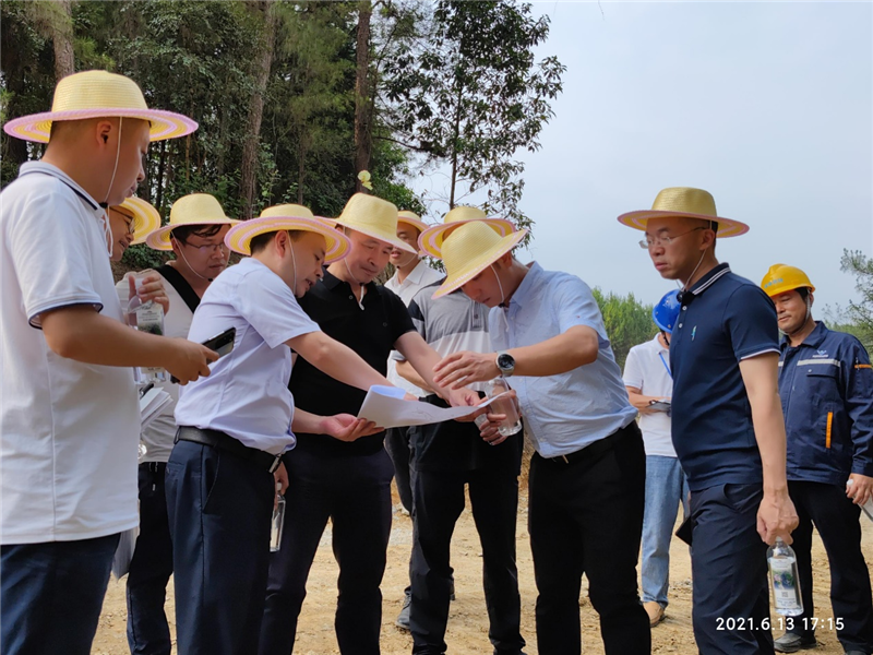 集團(tuán)公司王勁董事長視察穹窿植物園建設(shè)現(xiàn)場(chǎng)(圖1)